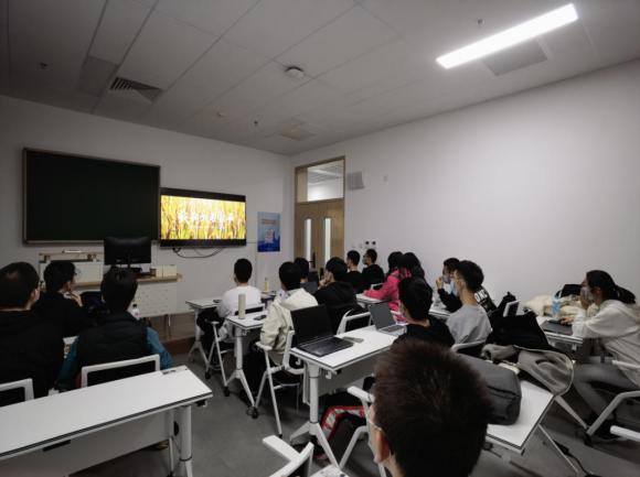 观影过程照片1(共17人包括摄影者) 观影过程照片1(共17人包括摄影者)